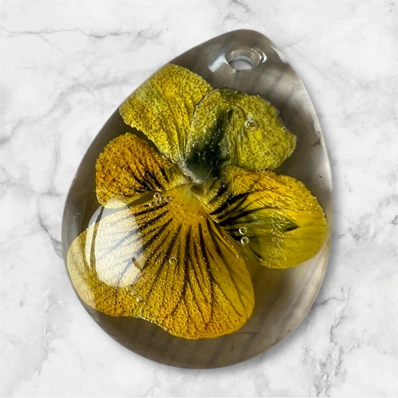 Kuva käsintehdystä korusta